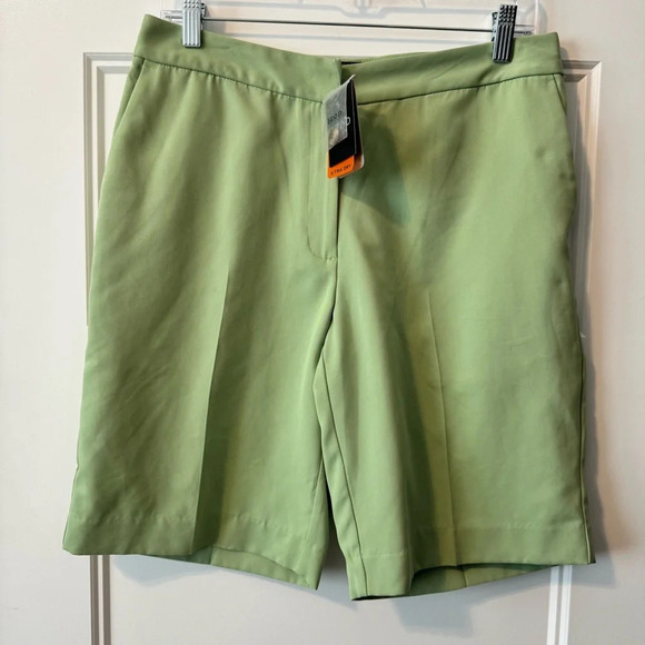 NWT WOMENS IZOD GOLF SHORTS Size 8 - Picture 1 of 8